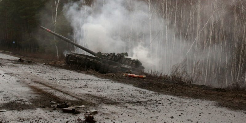 Ruské tanky dostávají na frak. Ať už po útoku protitankovými střelami Javelin nebo jinými zbraněmi ukrajinské armády.