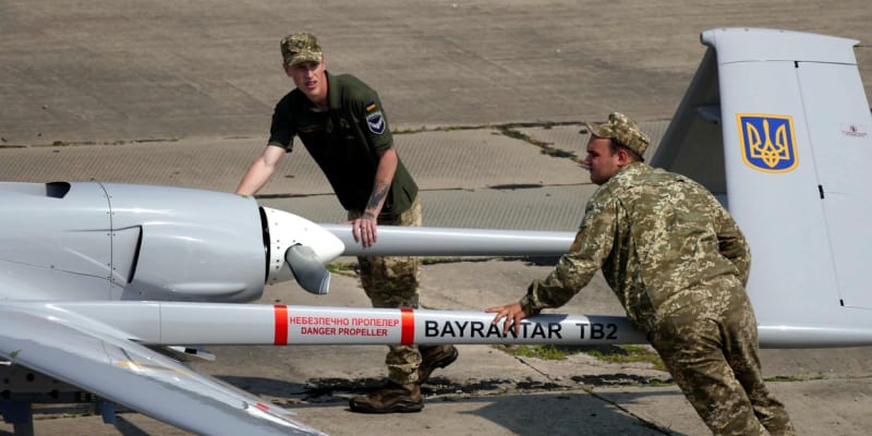 Ukrajinská armáda využívá bezpilotní letoun Bayraktar TB-2.