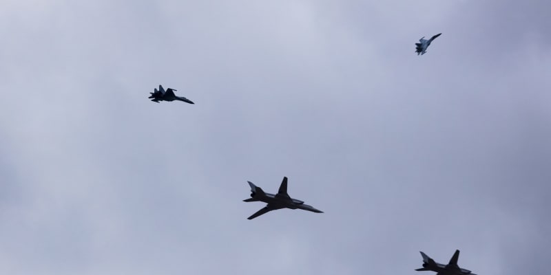 Dva bombardéry Tu-22M3 doprovázené stíhačkami Su-35 ruského letectva letí během rusko-běloruského vojenského cvičení
