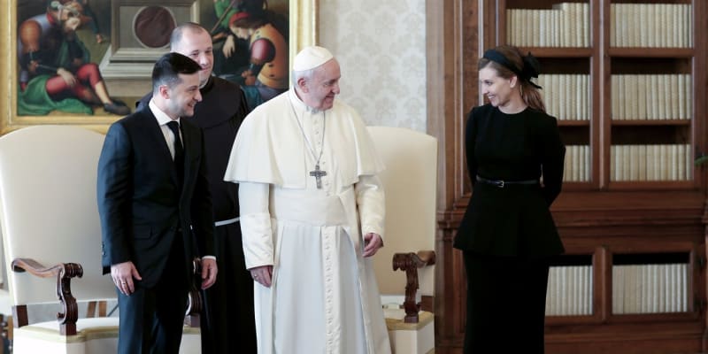 Olena Zelenská s manželem na návštěvě u papeže
