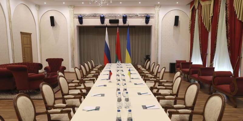 Místnost připravená na první mírová jednání mezi Ukrajinou a Ruskem. (28.2.2022)