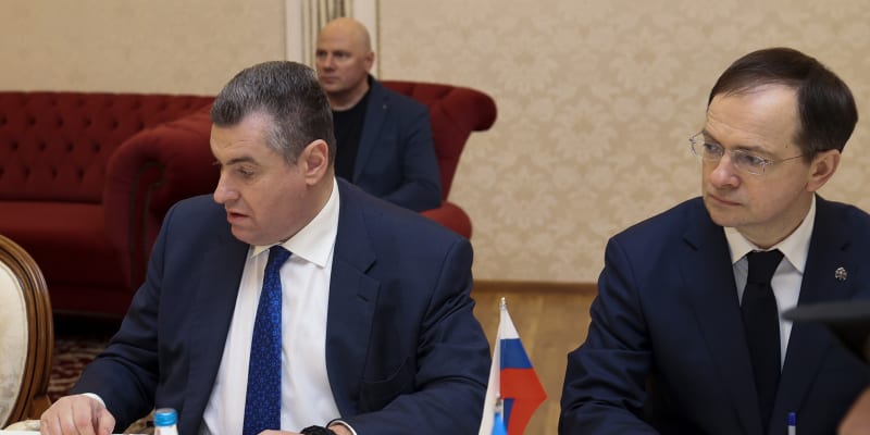 Hlavní vyjednavač Ruska Vladimir Medinskij (vpravo) a právník Leonid Slutskij na mírových jednáních v Gomelské oblasti (28. 2. 2022)