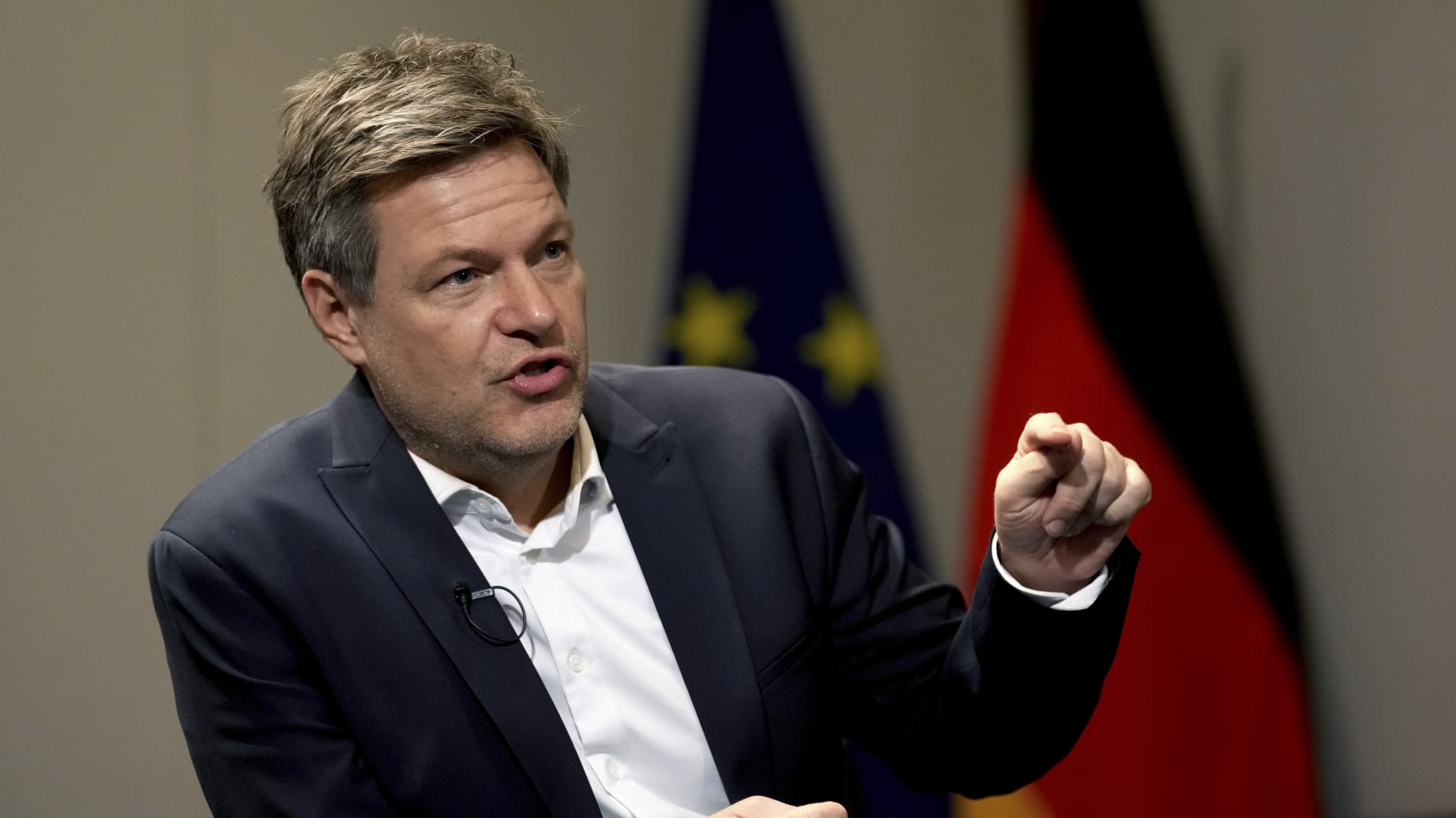 Německý ministr hospodářství Robert Habeck ze Strany zelených hodlá dodržet plán na odstoupení od jaderné a uhelné energetiky navzdory hrozícím výpadkům plynu z Ruska.