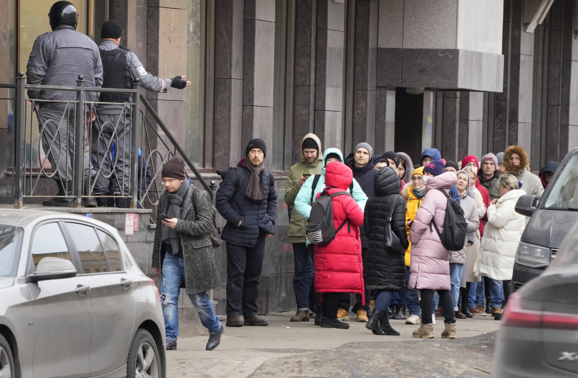 Lidé stojí ve frontě do banky v Petrohradu (25. února).