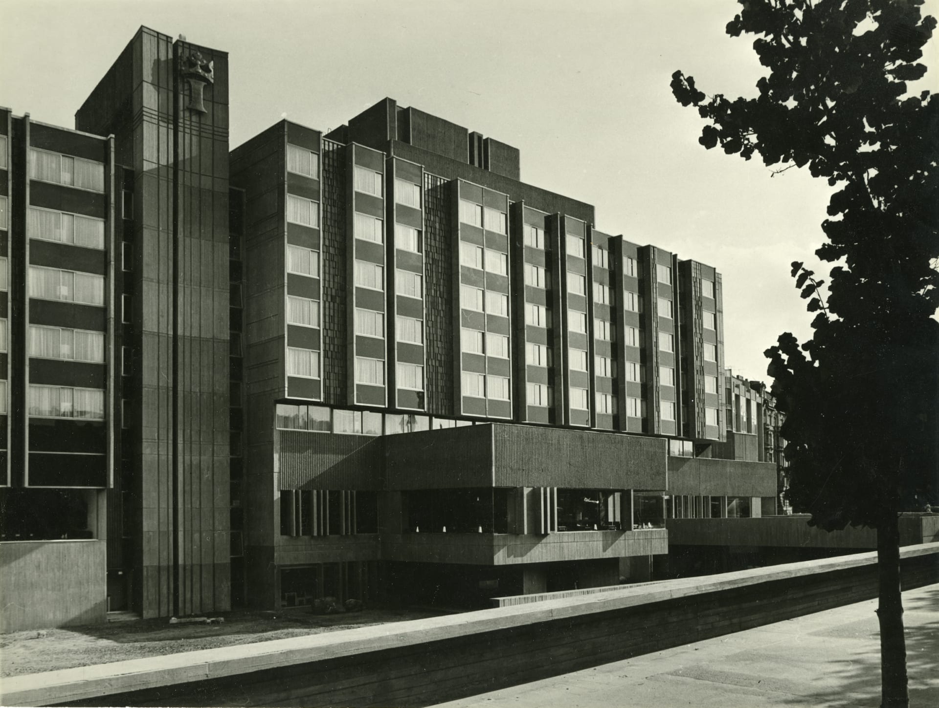 Karel Filsak - Karel Bubeníček - Jaroslav Švec - Jiří Gebert, hotel Intercontinental v Praze, 1967-1974. Reprodukce z- Josef Pechar, Československá architektura 1945–1977.jpg