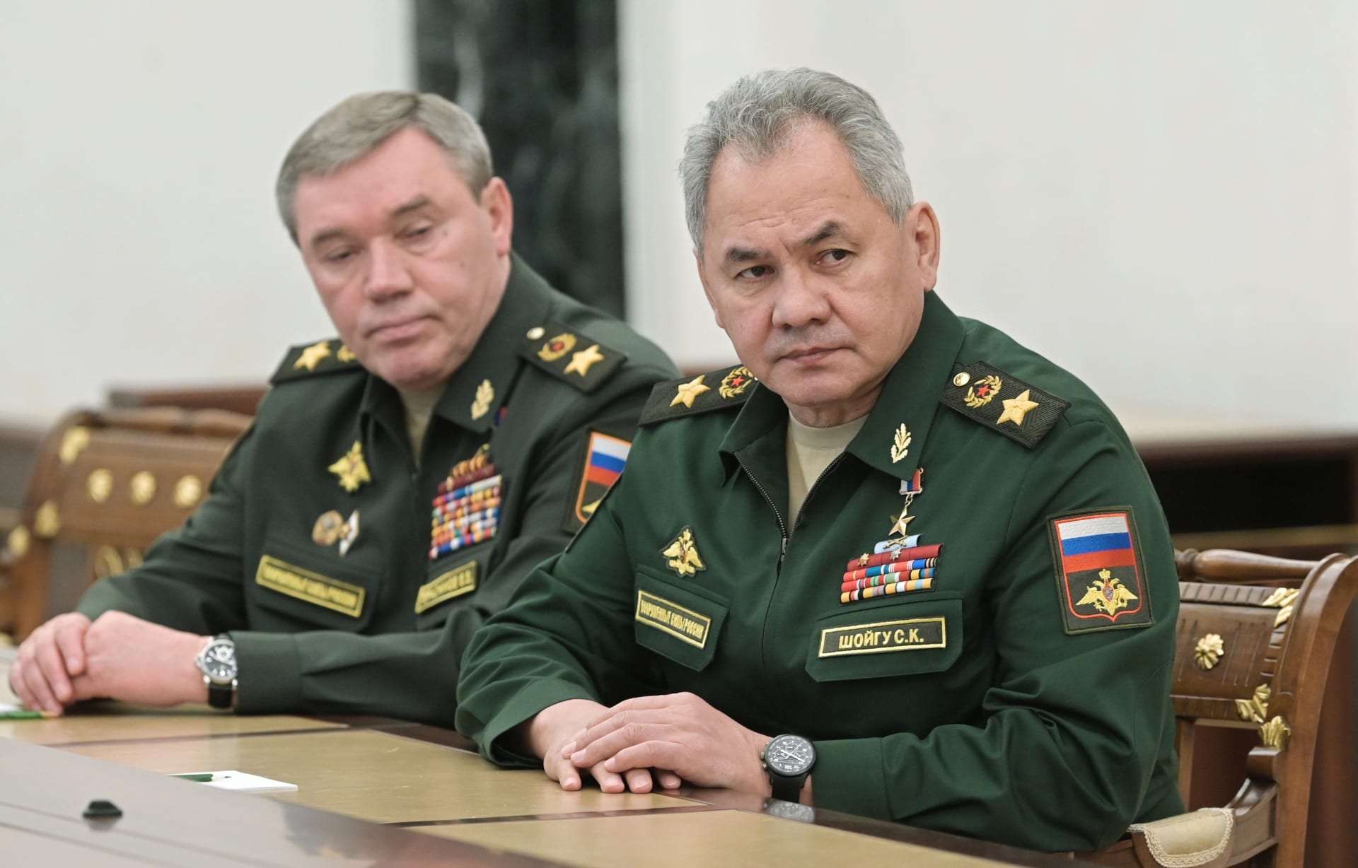 Ruský ministr obrany Sergej Šojgu (vpravo) vydal oznámení, že ruská „speciální operace“ na Ukrajině bude pokračovat. Na fotografii s náčelníkem Generálního štábu armády Ruské federace Valerijem Gerasimovem.