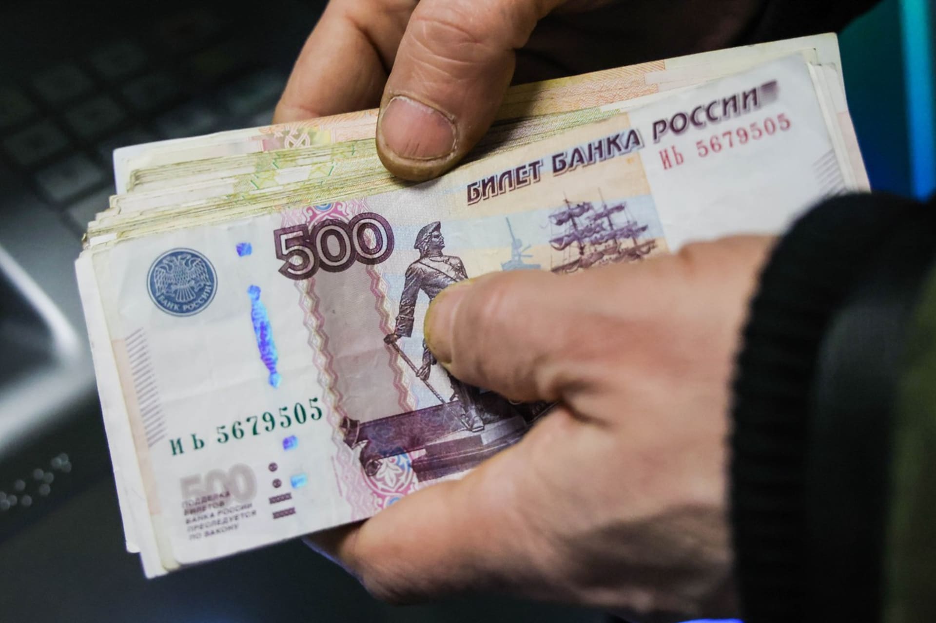 Rusové preferují držbu hotovosti před ponecháním svých peněz na bankovních účtech.