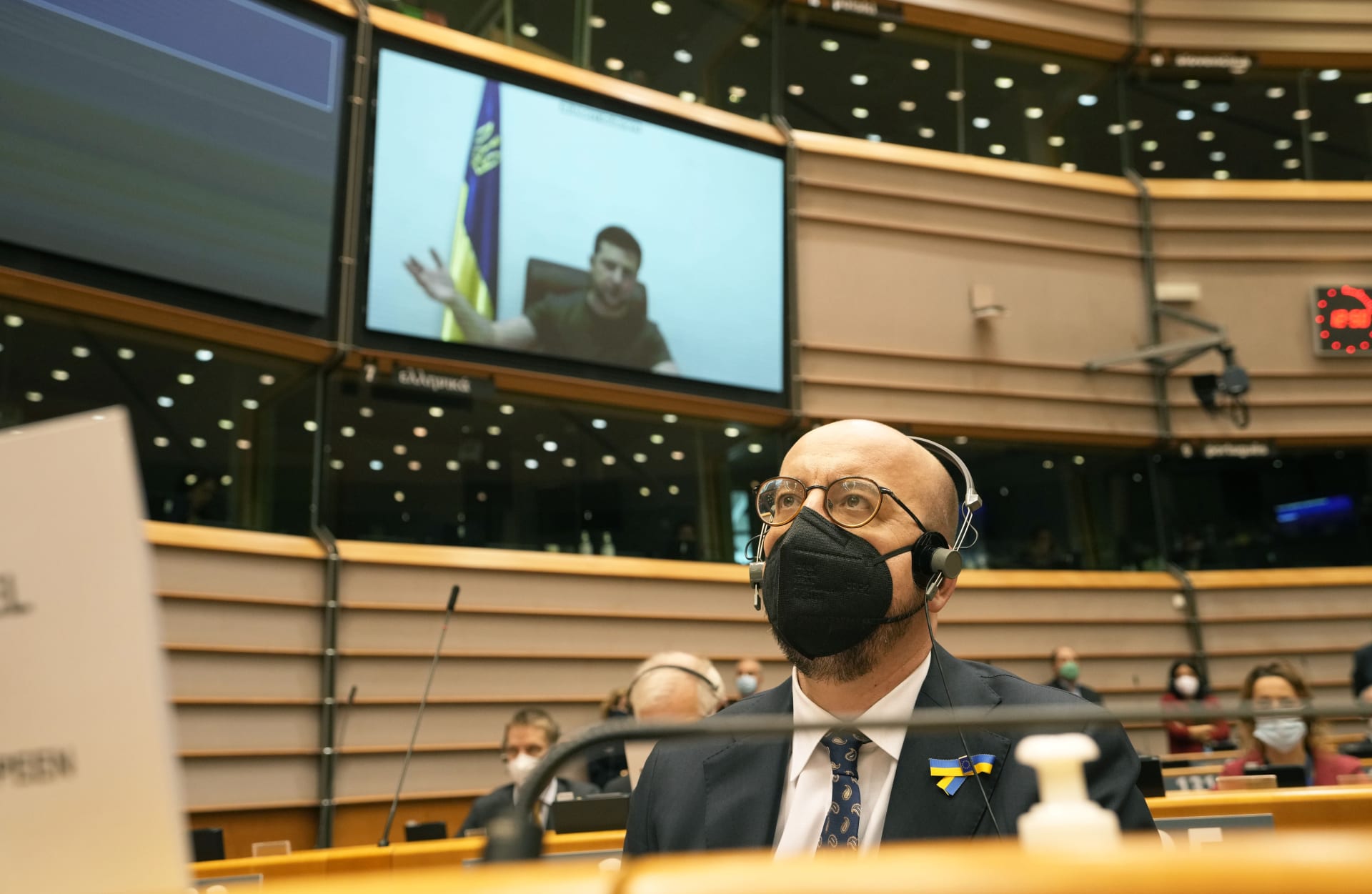 Předseda Evropské rady Charles Michel naslouchá projevu ukrajinského prezidenta Volodymyra Zelenského.