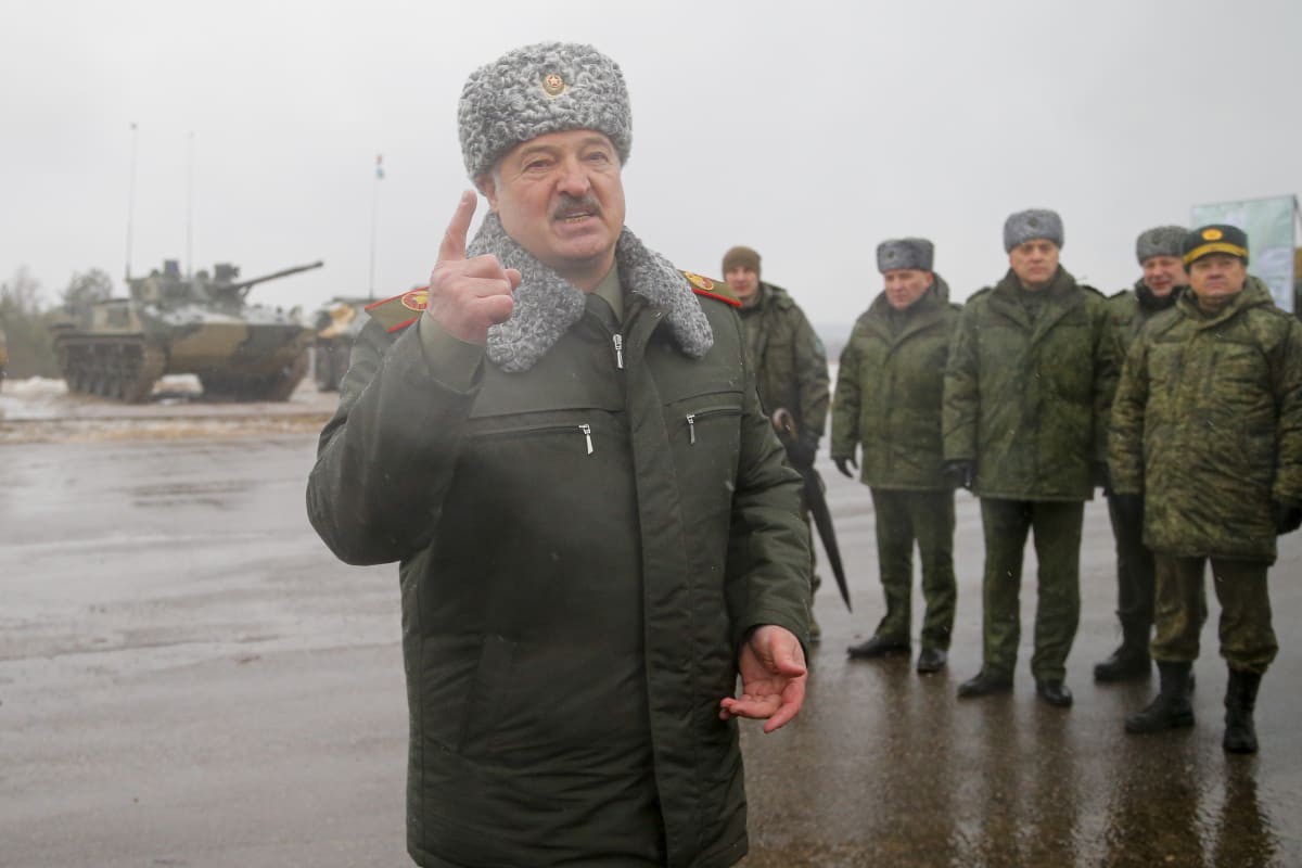 Běloruský vůdce Alexandr Lukašenko na přehlídce výzbroje.