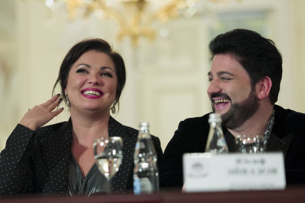 Ruská operní zpěvačka Anna Netrebko rozesmála na tiskové konferenci ve Velkém divadle v Moskvě svého manžela Jusifa Ejvazova. 