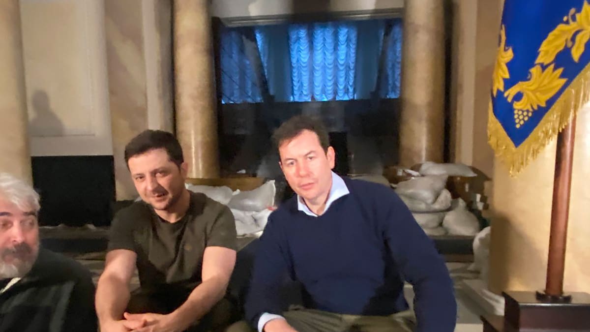 Ukrajinský prezident Volodymyr Zelenskyj a reportér Matthew Chance  exkluzivním rozhovoru pro CNN z kyjevského bunkru (1.3.2022)