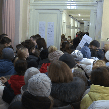 Váleční uprchlíci, ale i Ukrajinci, kteří v Česku zůstali a chtějí si vyřídit takzvaná strpitelská víza, hlásí problémy.