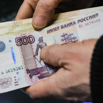 Rusové preferují držbu hotovosti před ponecháním svých peněz na bankovních účtech.
