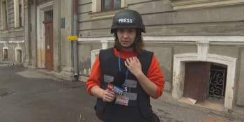 Reportérka na místě výbuchu v Charkově: Lidé v troskách hledají potraviny i cigarety