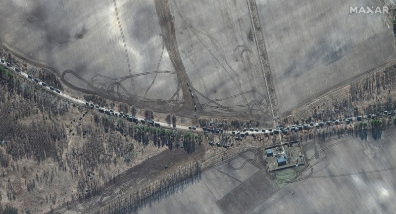Ruská kolona mířící na Kyjev je dlouhá 64 kilometrů, vyplývá ze snímků