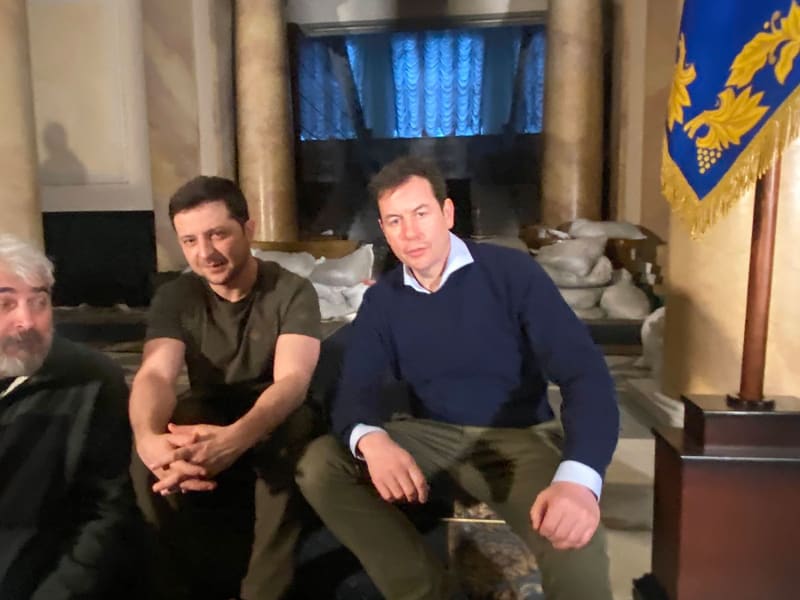 Ukrajinský prezident Volodymyr Zelenskyj a reportér Matthew Chance  exkluzivním rozhovoru pro CNN z kyjevského bunkru (1.3.2022)