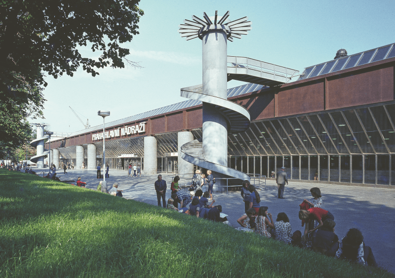 Hlavní nádraží v Praze před dokončením, autorkou návrhu vestibulu je architektka Alena Šrámková