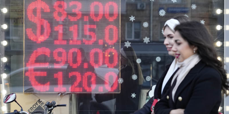 Kurz rublu vůči dolaru a euru z 8. února odpoledne.