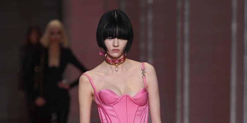 Růžové mini šaty od Versace na zimu 2022/2023