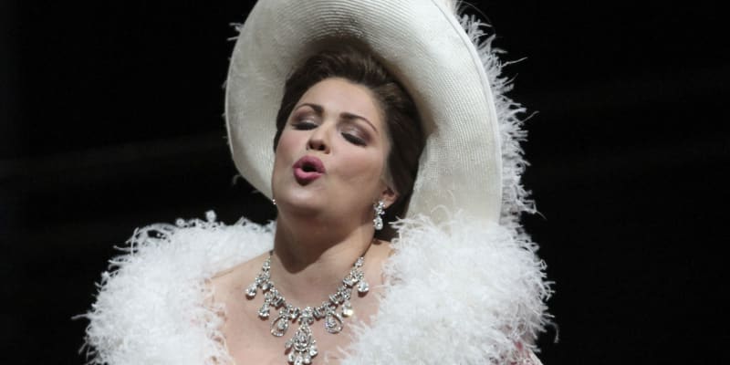 Ruská operní zpěvačka Anna Netrebko při vystoupení v newyorské Metropolitní opeře. 