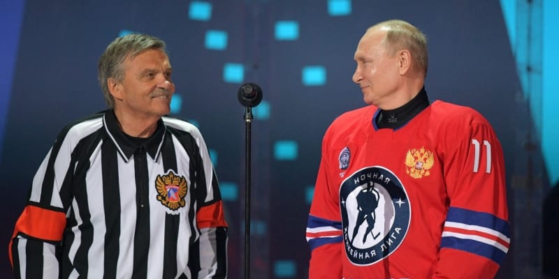 René Fasel má s Vladimirem Putinem přátelský vztah. Možná i proto nebyla jeho reakce na vyloučení Ruska z mistrovství světa a dalších akcí kvitující.