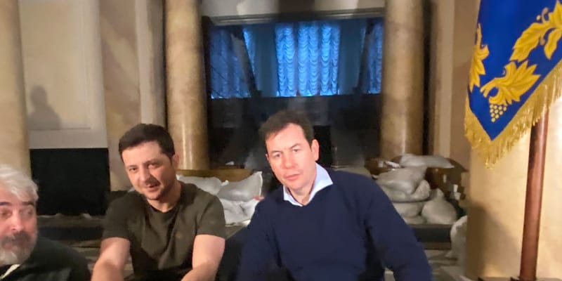 Ukrajinský prezident Volodymyr Zelenskyj a reportér Matthew Chance v exkluzivním rozhovoru pro CNN z kyjevského bunkru (1.3.2022)