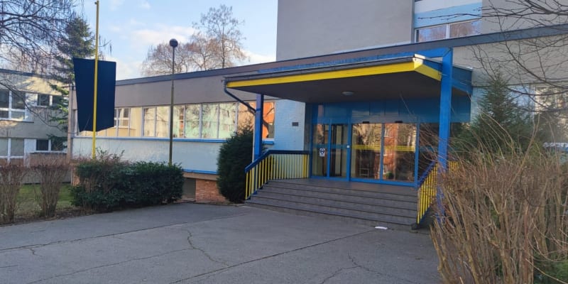 U vchodu do Základní školy v Želenicích v severočeském Děčíně visí černá vlajka.