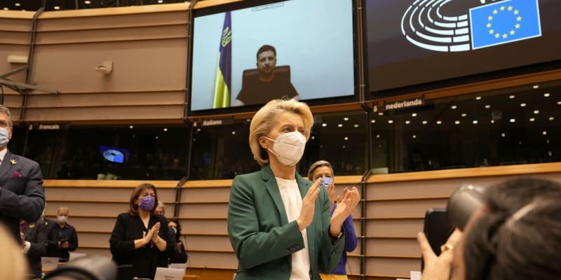 Zelenskyj si za svůj projev v Europarlamentu vysloužil aplaus.