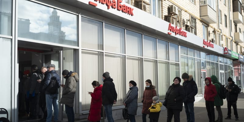 Situace před bankou Alfa Bank v Moskvě (27. února)