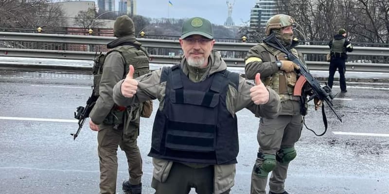 Ukrajinský ministr obrany Oleksij Reznikov nabízí ruským vojákům amnestii i finanční odměnu. Pokud složí zbraně.