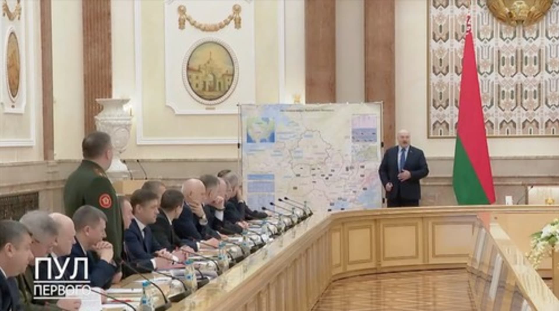 Alexandr Lukašenko při projevu k bezpečnostní radě vystupoval před tabulí, která vypadala jako válečný plán na Ukrajině. A to včetně útoku na Moldavsko.