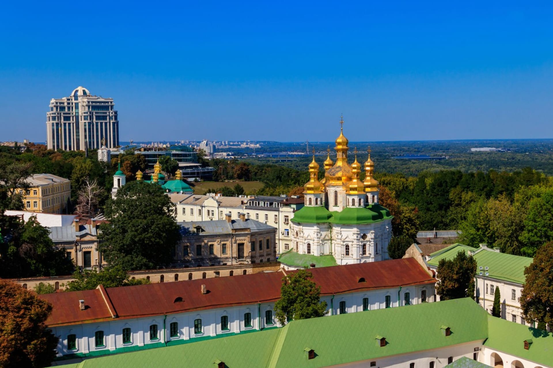 Pohled na kostel Všech svatých v Kyjevě