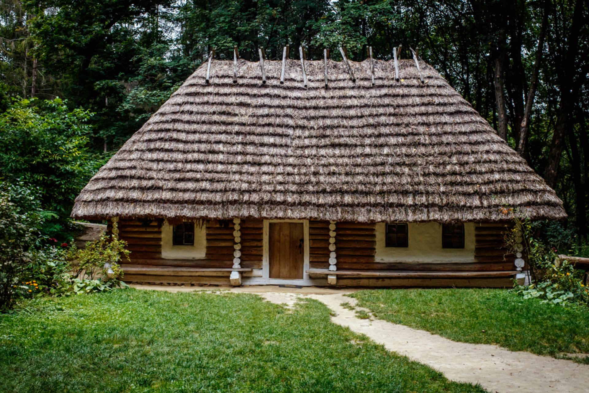 Starý rolnický dům v Muzeu lidové architektury a života v Pirogovo, Kyjev, Ukrajina