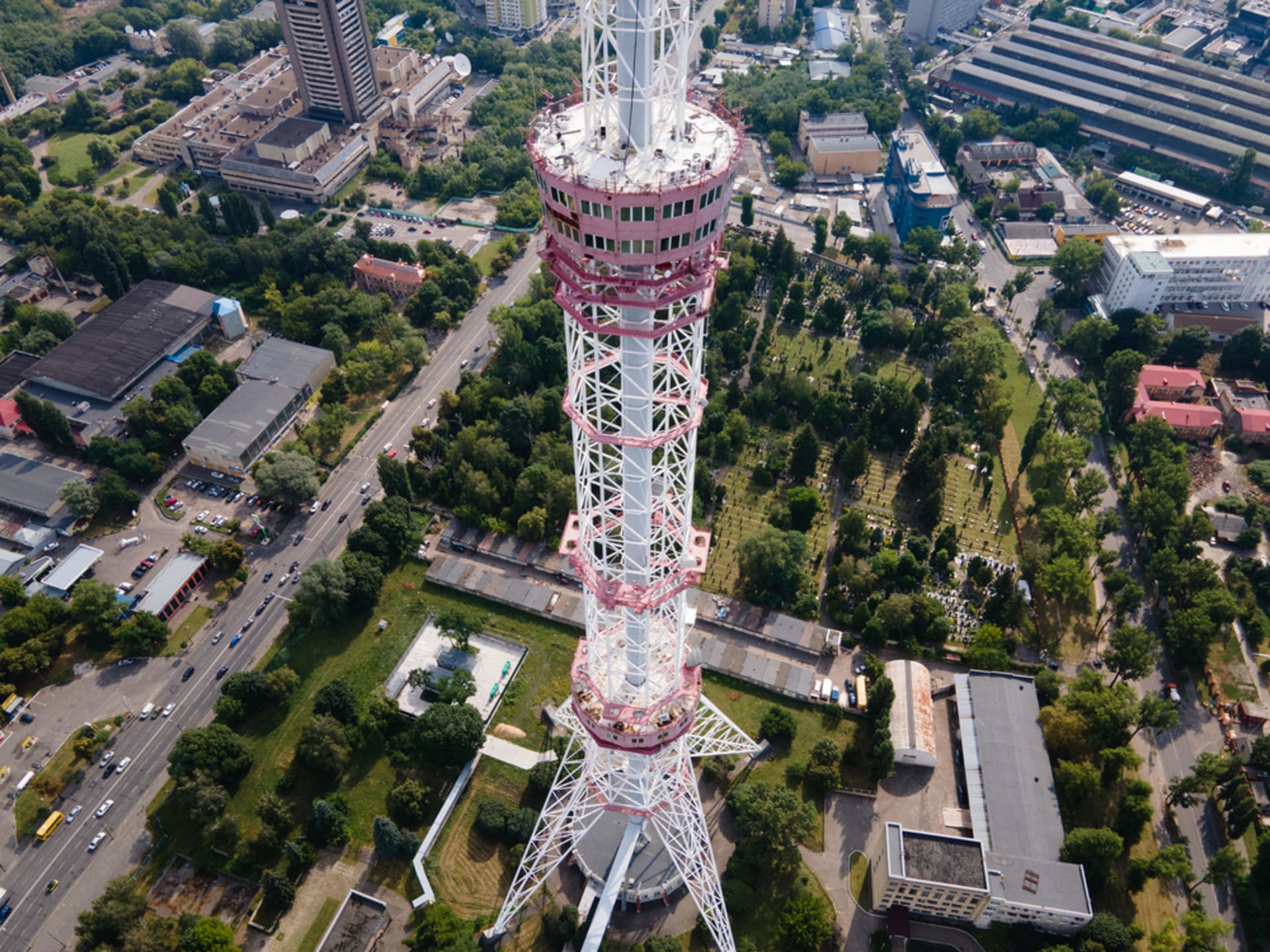Televizní věž v Kyjevě je 385 metrů vysoká televizní věž v Kyjevě. Výstavba věže pro televizní a rádiové vysílání začala v roce 1968 a byla dokončena v roce 1973. 