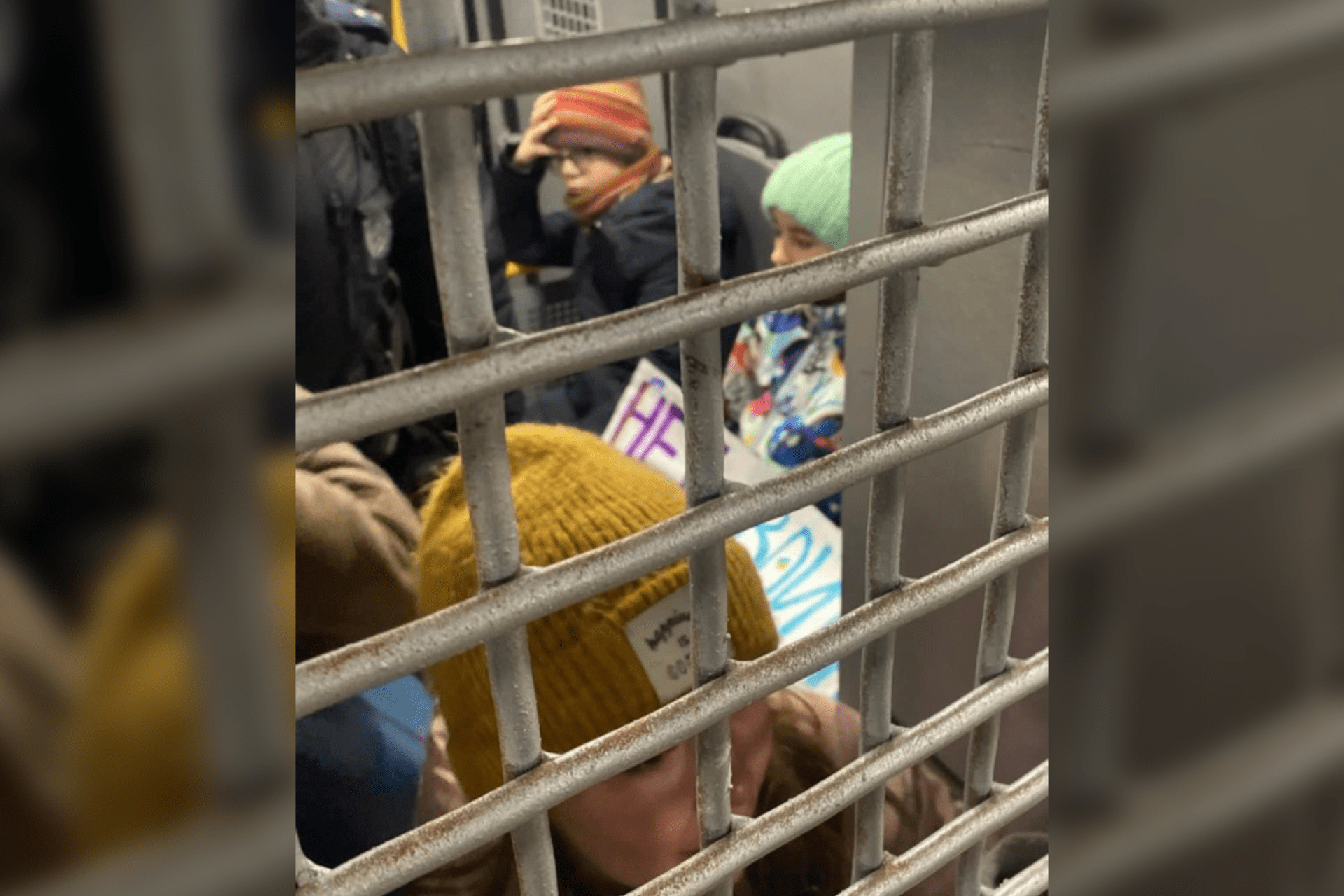 Zadržené děti v policejním voze