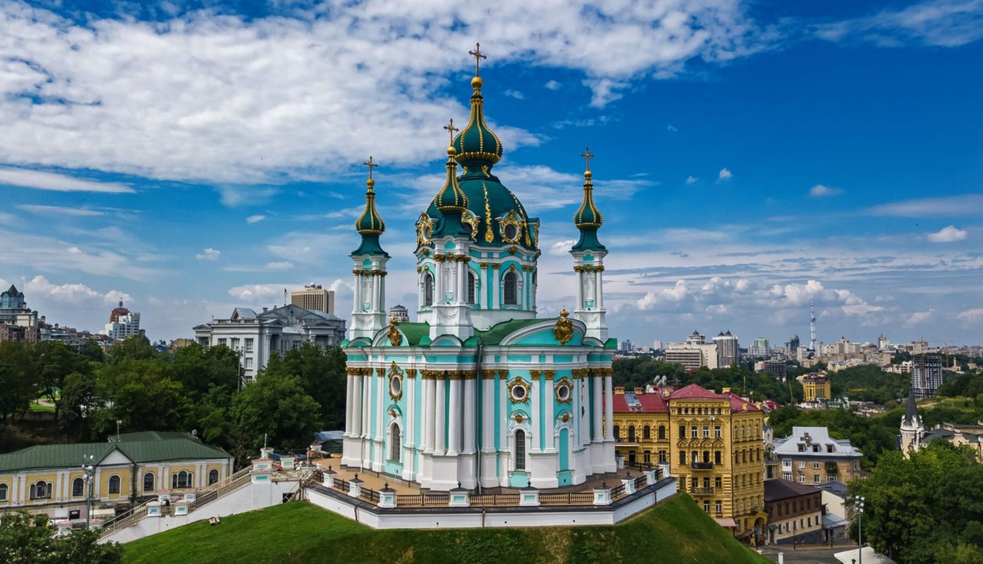 Letecký pohled z dronu na kostel svatého Ondřeje a Andreevskou ulici, panoráma okresu Podol, město Kyjev