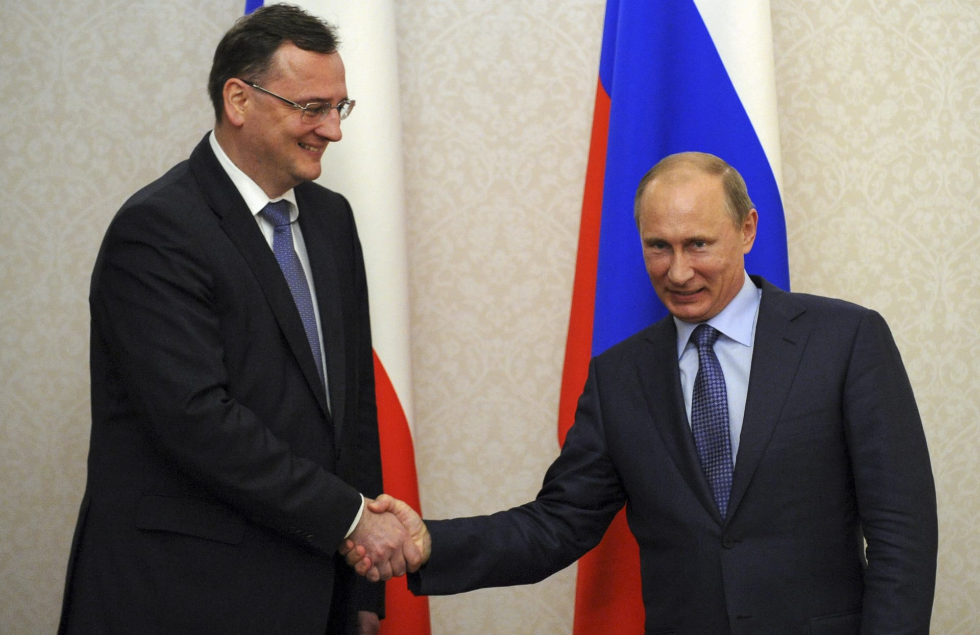 Při setkání českého premiéra Petra Nečase s ruským prezidentem, se Putin usmíval.