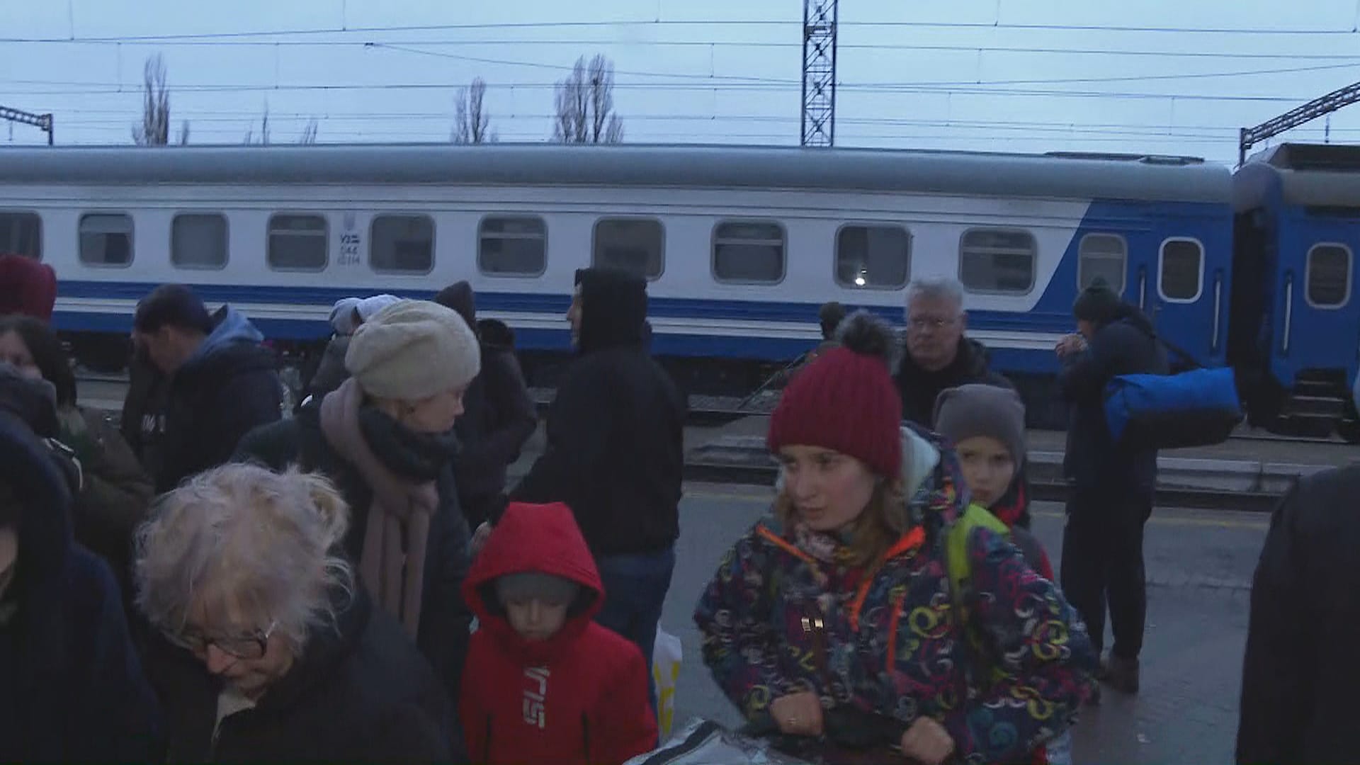 Podle informací štábu CNN Prima NEWS měli Rusové zajmnout civilní vlak na nádraží v Poltavě. 