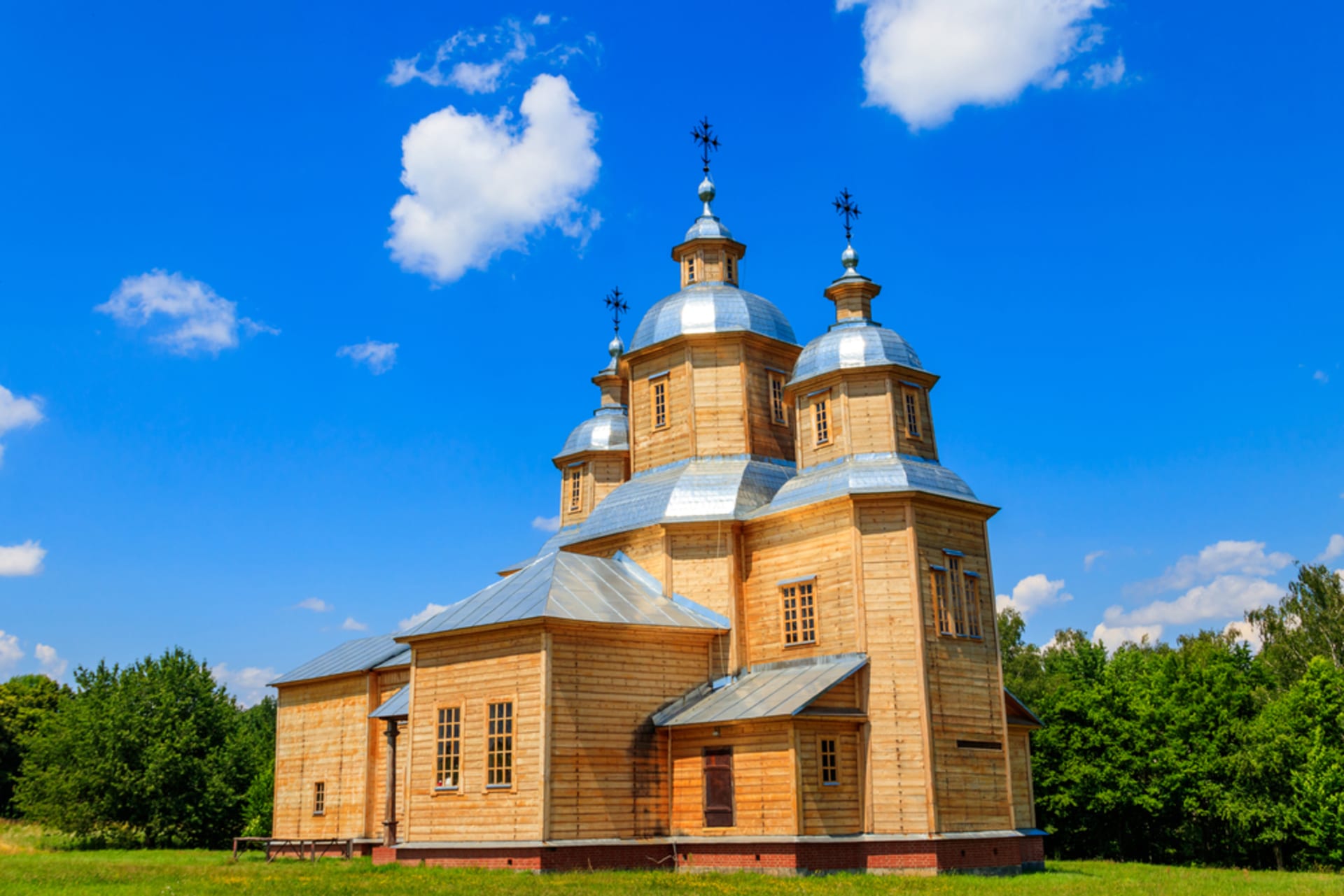 Starobylý zrekonstruovaný dřevěný kostel svatého Mikuláše ve vesnici Pyrohiv (Pirogovo) nedaleko Kyjeva