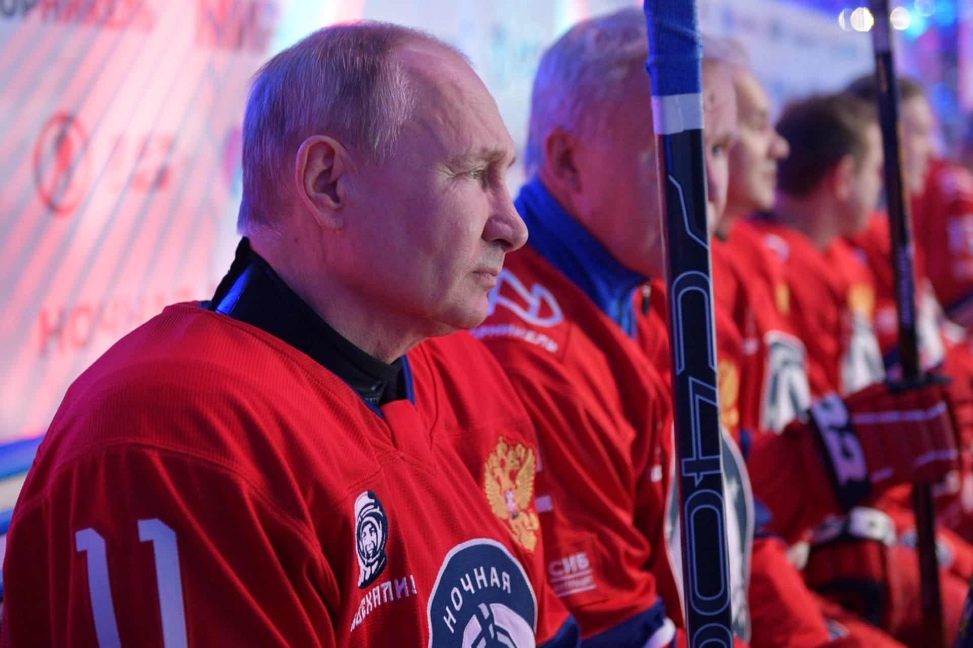 Putin na střídačce během hokejového zápasu