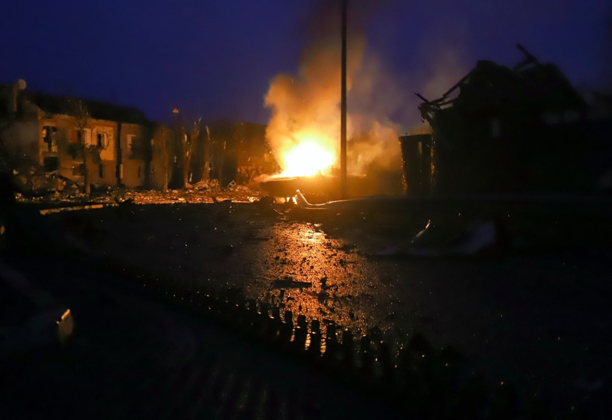 Ohořelé ruské stroje, které byly zasaženy ostřelováním, jsou vidět v malém městě Borodyanka nedaleko Kyjeva. (2. března 2022)