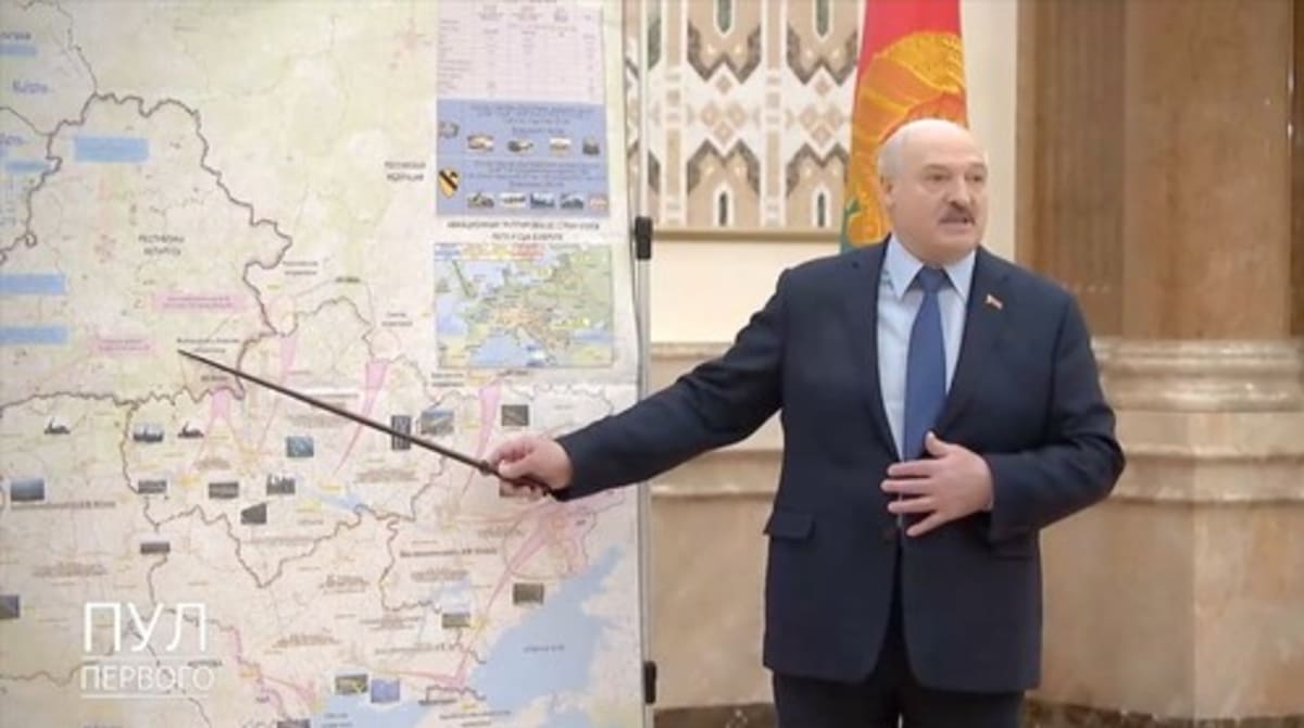 Běloruský vůdce Alexandr Lukašenko při úterním projevu k bezpečnostní radě vystupoval před tabulí, která vypadala jako válečný plán Ukrajiny. A to včetně útoku na Moldavsko.