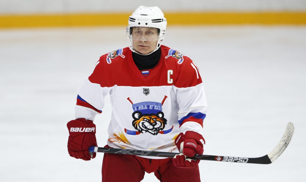 Vladimir Putin se často objevoval na hokejových exhibicích.