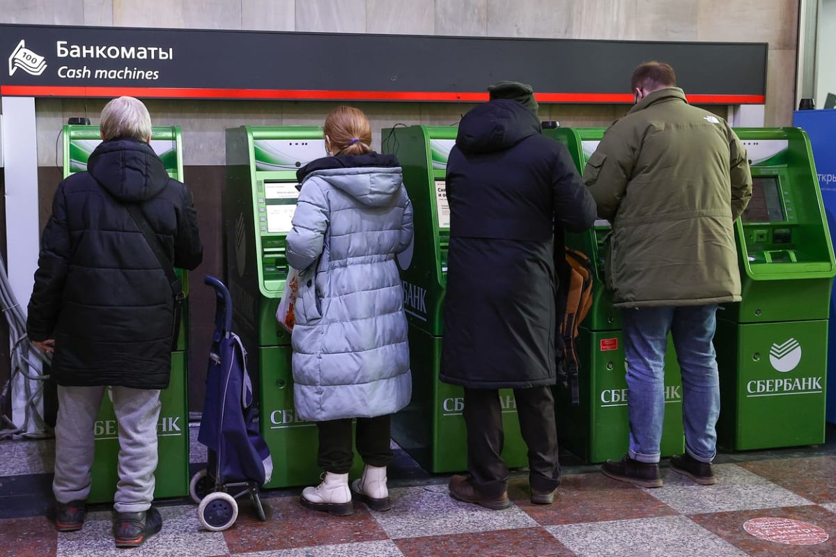Obcane Ruska vzali utokem bankomaty Sberbank.