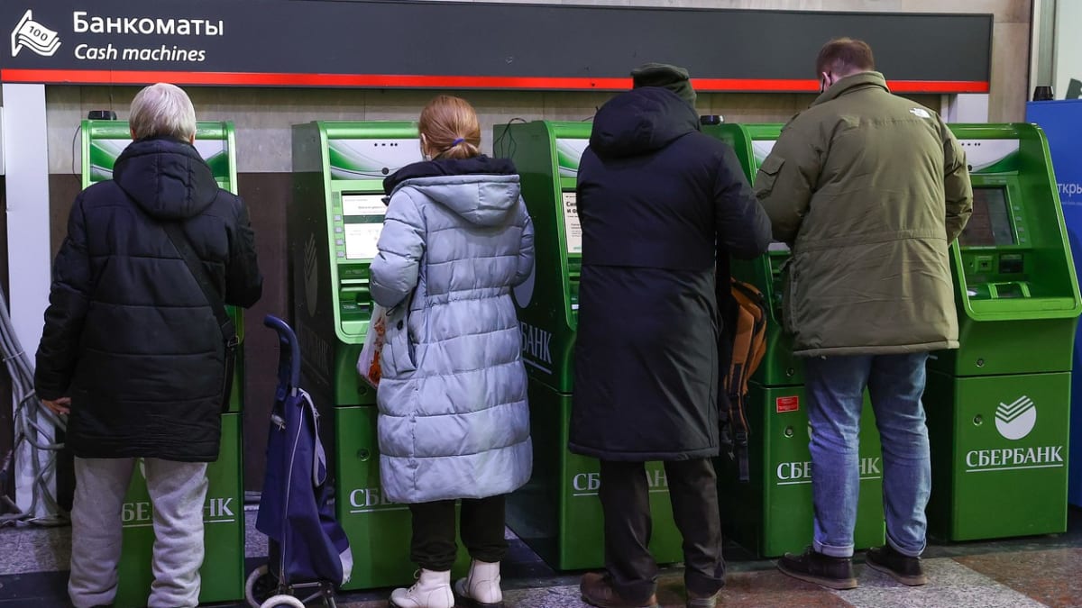 Občané Ruska vzali útokem bankomaty Sberbank.
