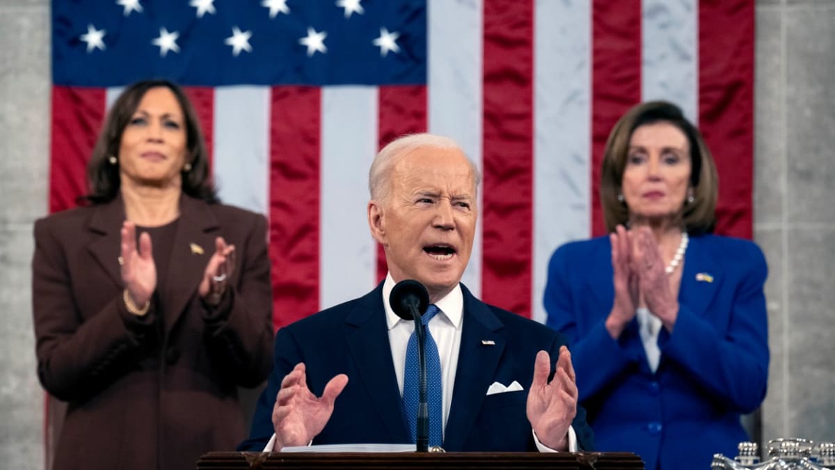 Prezident USA Joe Biden, v pozadí Kamala Harrisová a Nancy Pelosiová