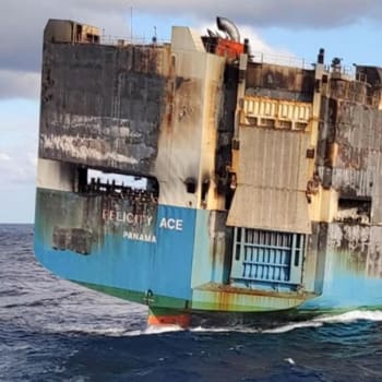 Po více než týdnu od vzniku požáru na otevřeném moři se nákladní loď Felicity Ace včera potopila.
