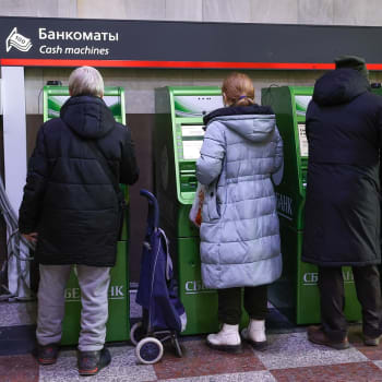Občané Ruska vzali útokem bankomaty Sberbank.