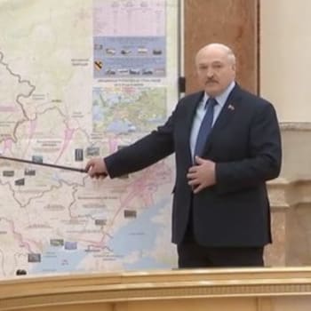 Běloruský vůdce Alexandr Lukašenko při úterním projevu k bezpečnostní radě vystupoval před tabulí, která vypadala jako válečný plán na Ukrajině. A to včetně útoku na Moldavsko.