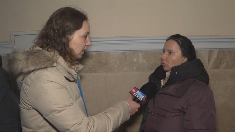 Reportérka CNN Prima NEWS Darja Stomatová na nádraží v Poltavě. 